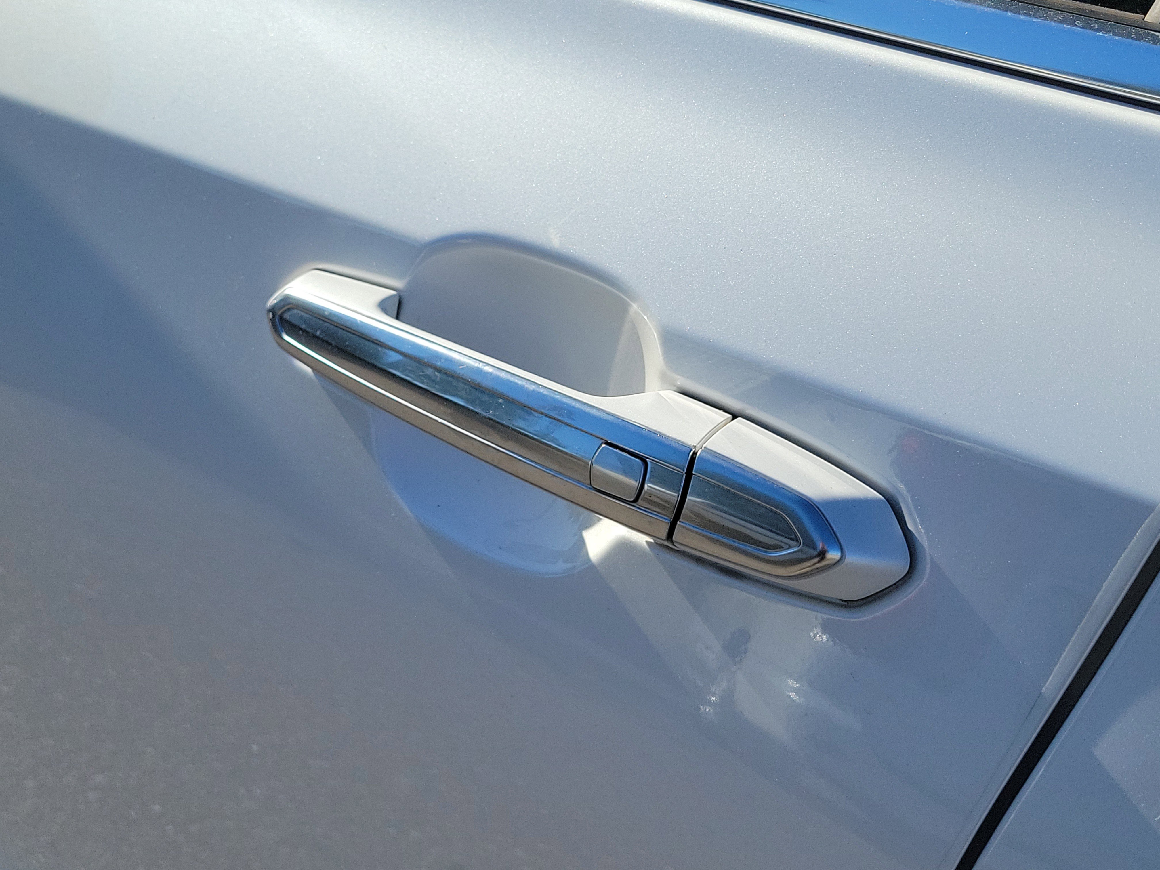 Used 2021 Cadillac XT4 Luxury w/ Driver Awareness Package image 10