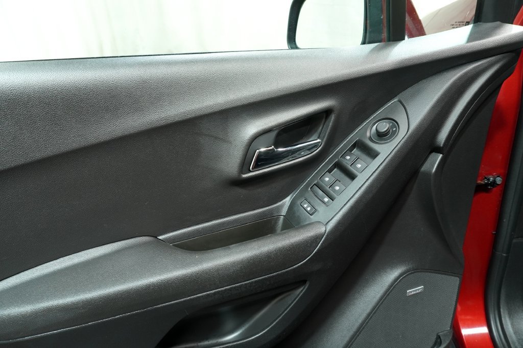 Used 2020 Chevrolet Trax LT w/ Sun & Sound Package FWD image 22