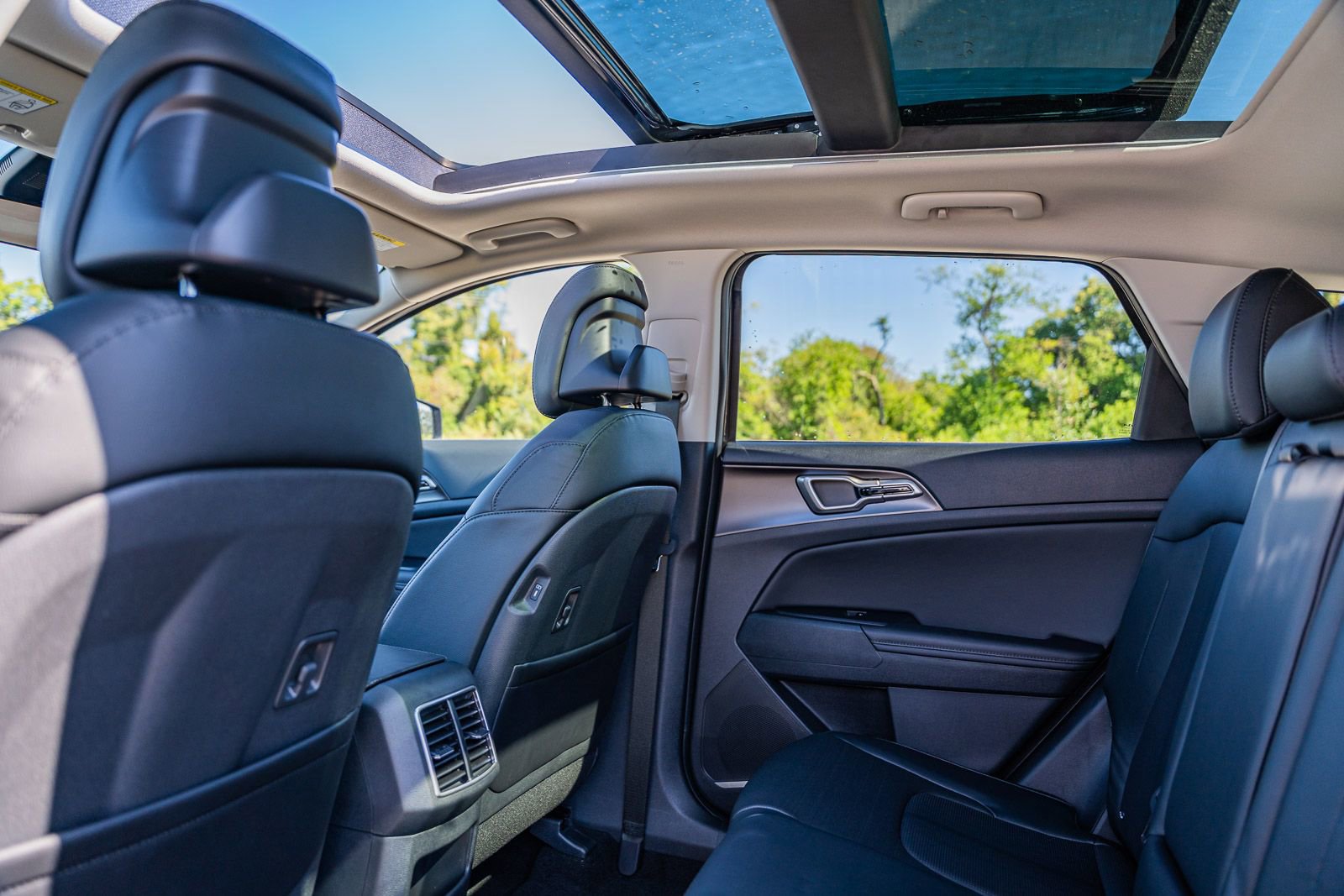 New 2026 Kia Sportage EX w/ EX Panorama Roof Package image 13