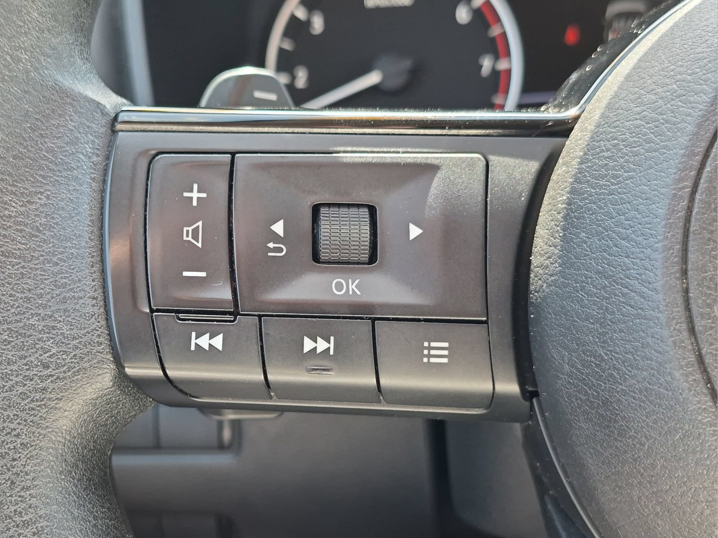 Used 2023 Nissan Rogue SV AWD/4WD image 13