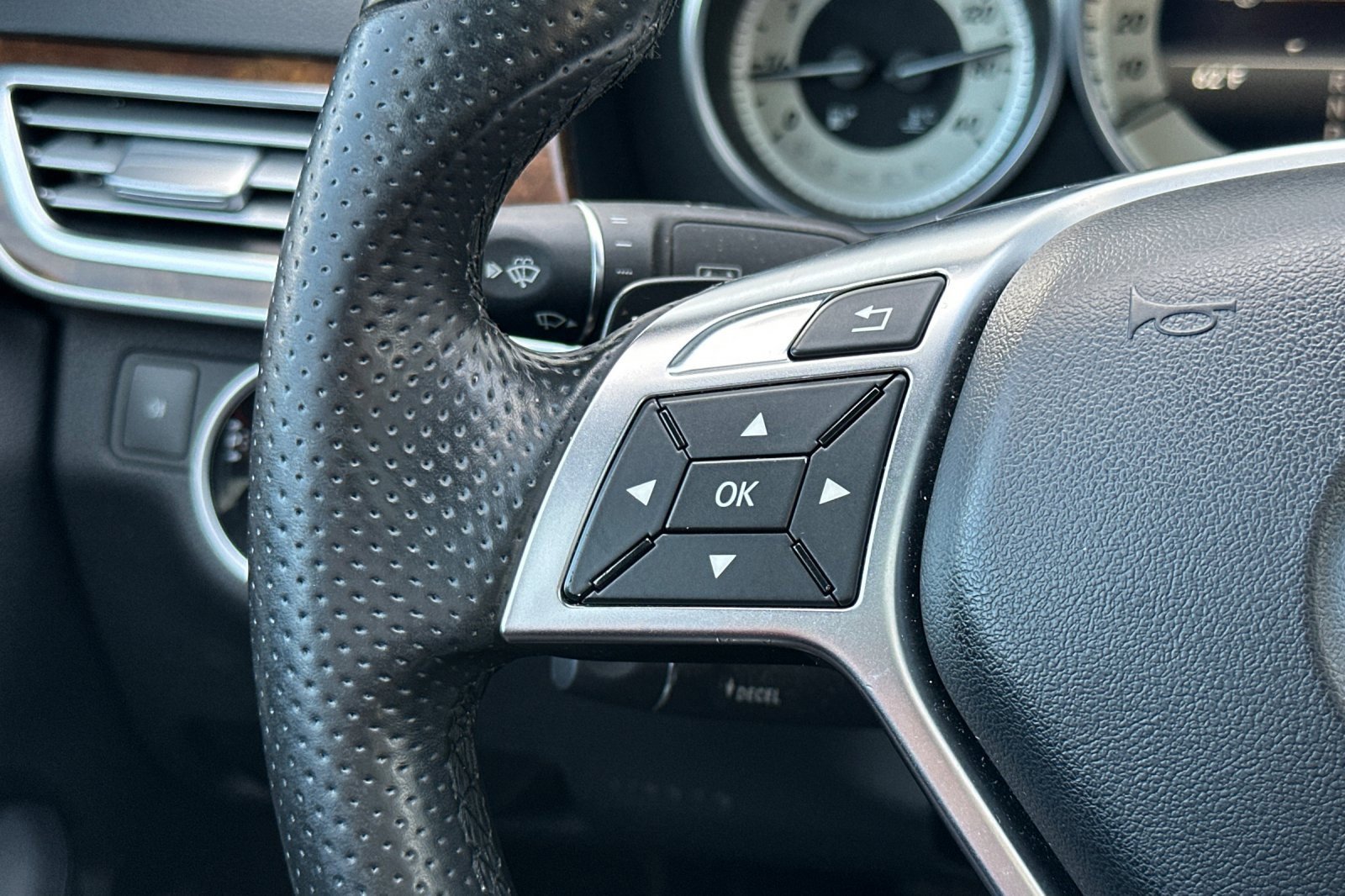 Used 2016 Mercedes-Benz E 350 4MATIC Sedan image 27