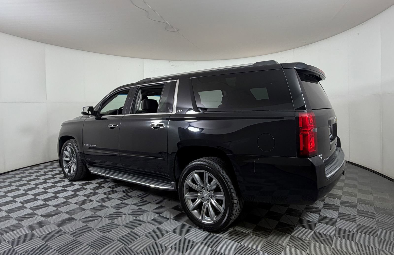 Used 2015 Chevrolet Suburban LTZ RWD image 3