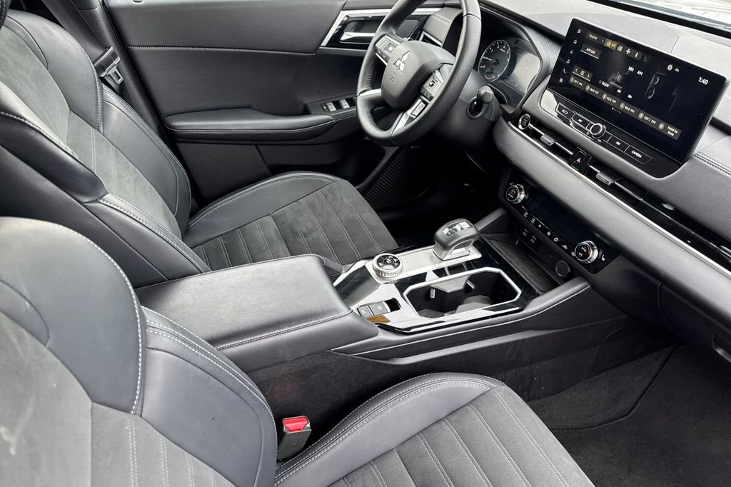 Used 2025 Mitsubishi Outlander SE AWD/4WD image 17