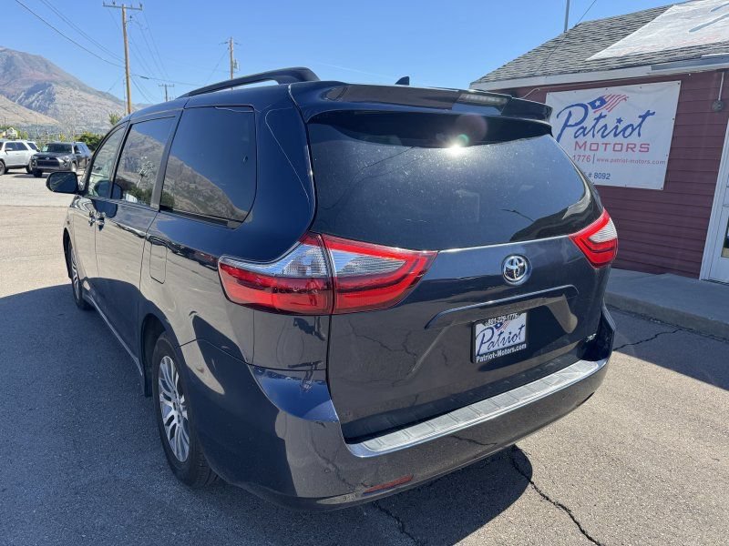 Used 2020 Toyota Sienna XLE w/ XLE Navigation Package FWD image 4
