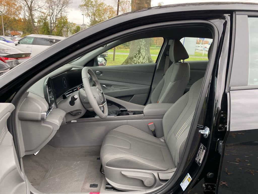 New 2025 Hyundai Elantra SEL image 11