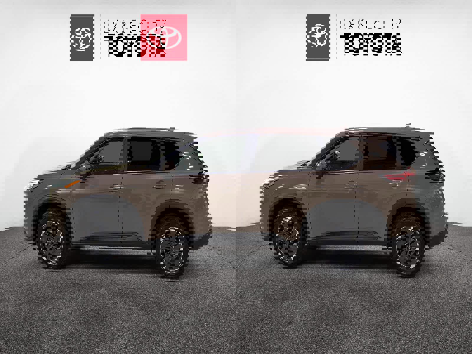 Used 2025 Nissan Rogue SV image 2