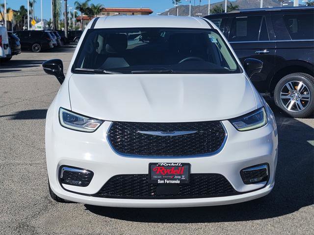 Certified 2024 Chrysler Pacifica Select image 2