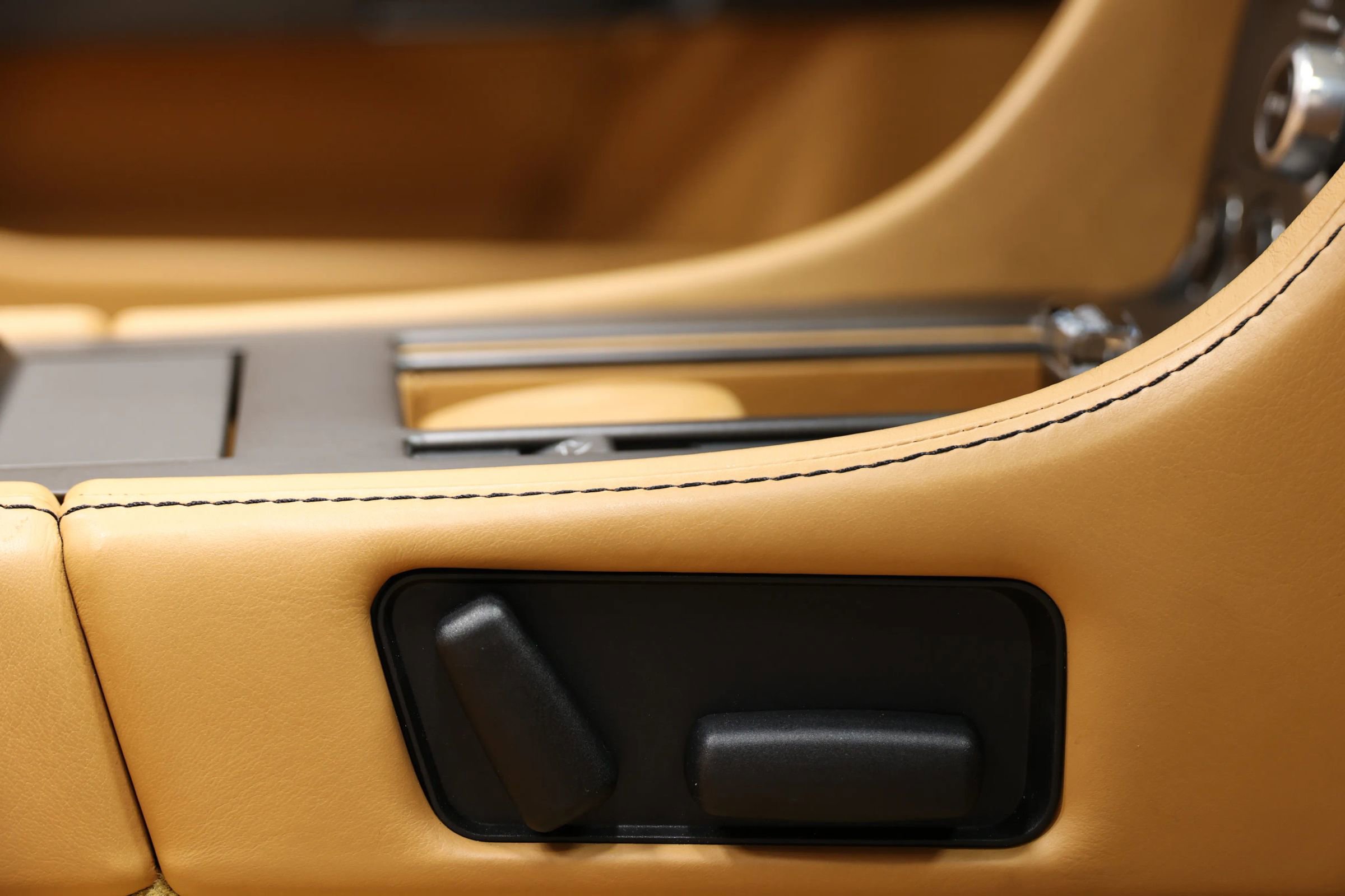 Used 2012 Aston Martin V8 Vantage Roadster image 67