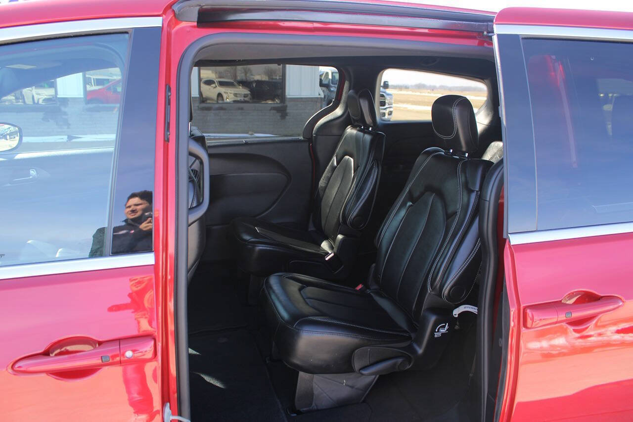 Used 2025 Chrysler Pacifica Select FWD image 9