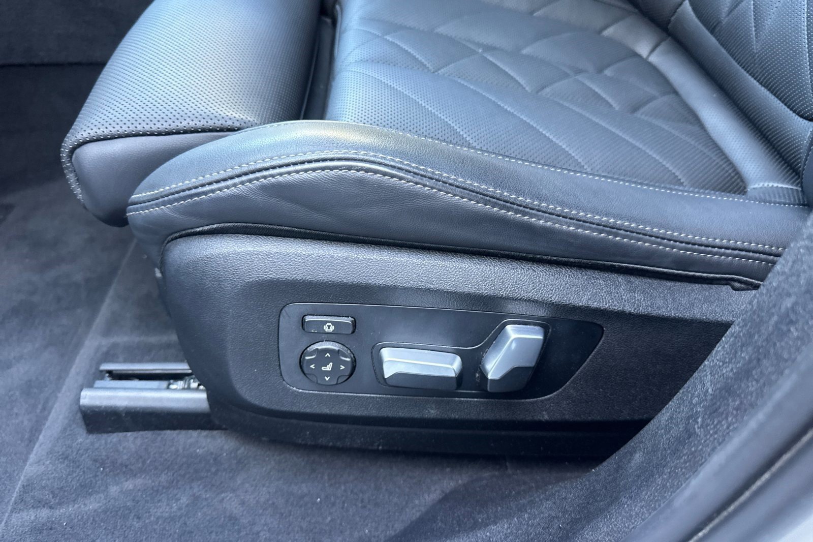 Certified 2023 BMW X6 xDrive40i w/ M Sport Package AWD/4WD image 13