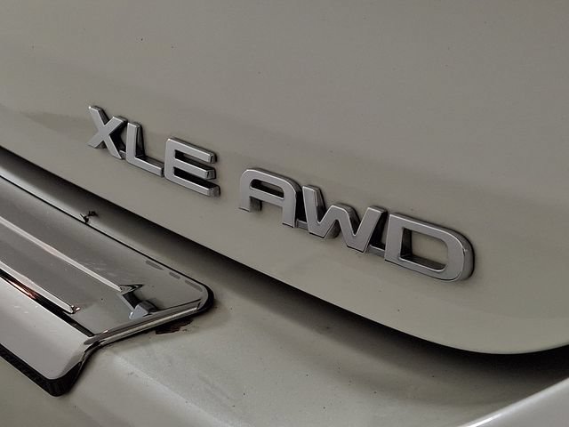 Used 2020 Toyota Highlander XLE AWD/4WD image 32