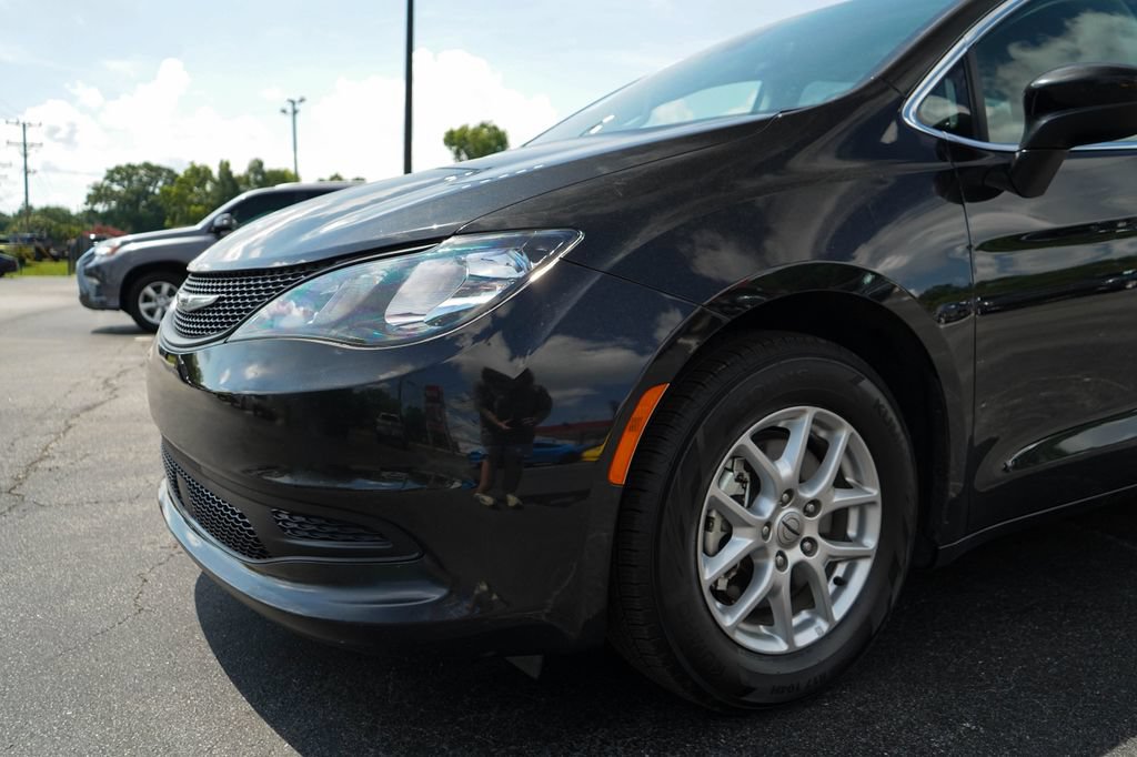 Used 2023 Chrysler Voyager LX FWD image 18
