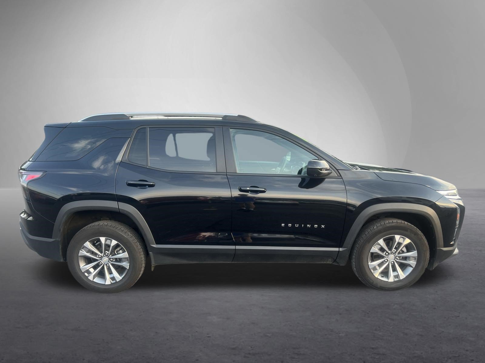 Used 2025 Chevrolet Equinox LT w/ Convenience Package II AWD/4WD image 2