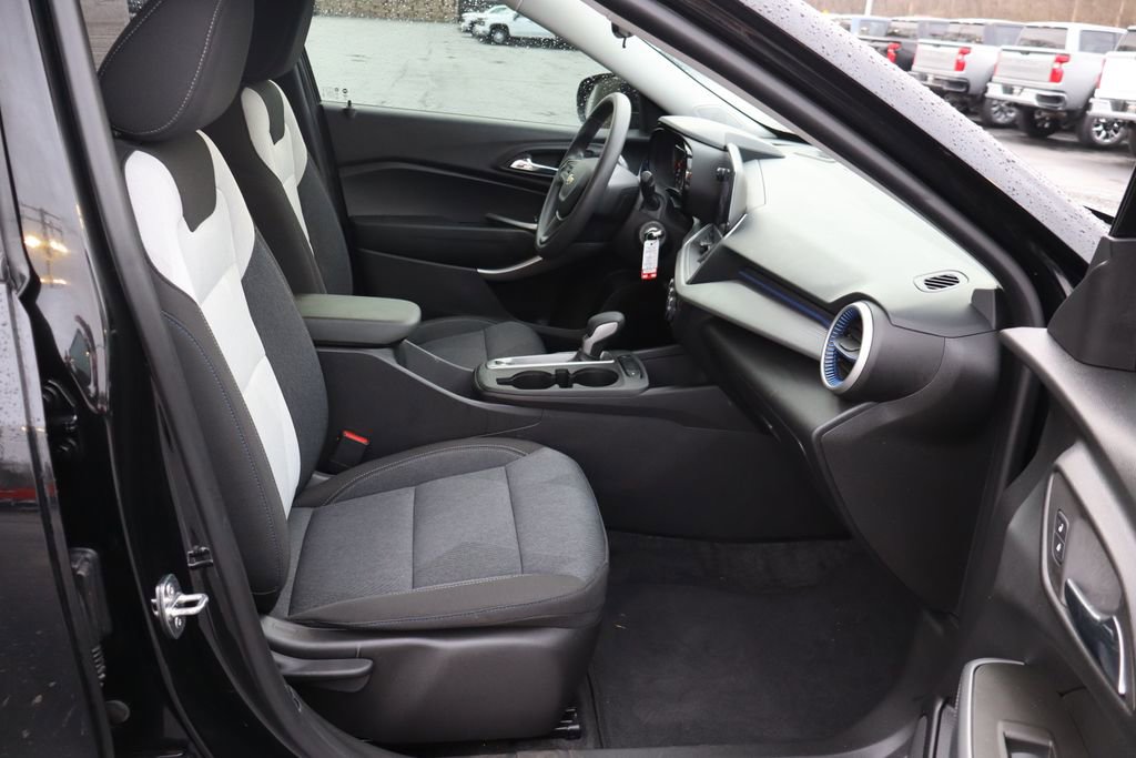 Used 2024 Chevrolet Trax LS w/ LS Convenience Package image 17