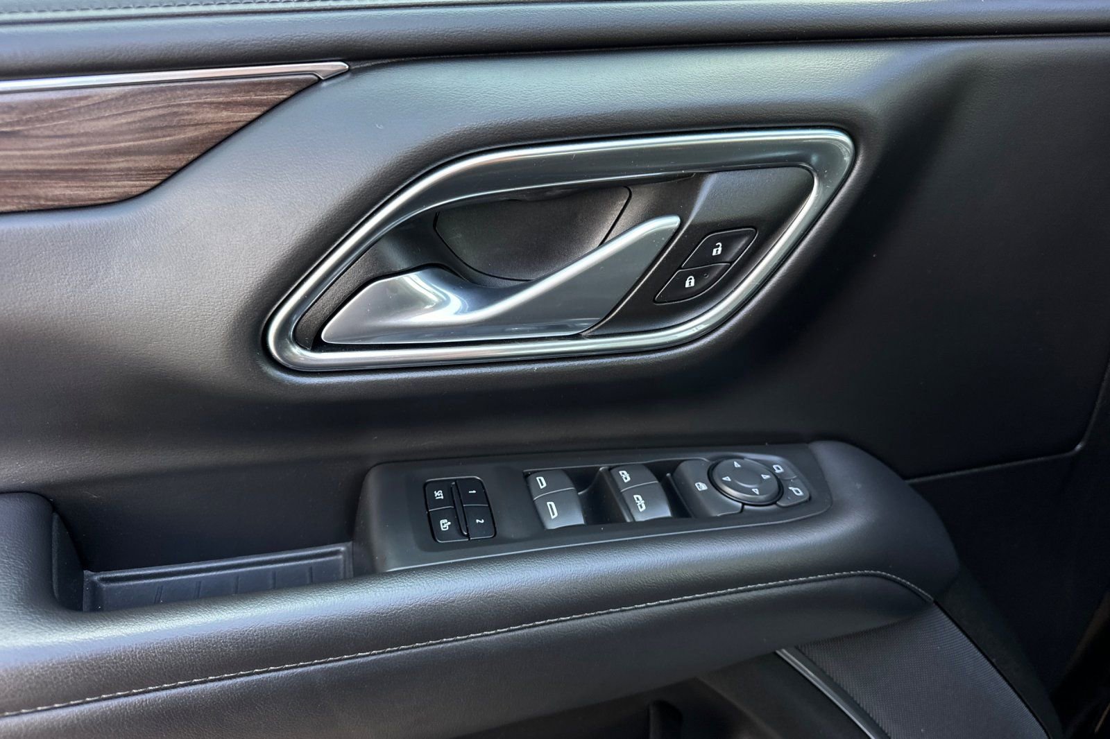 Used 2022 Chevrolet Suburban Z71 image 11