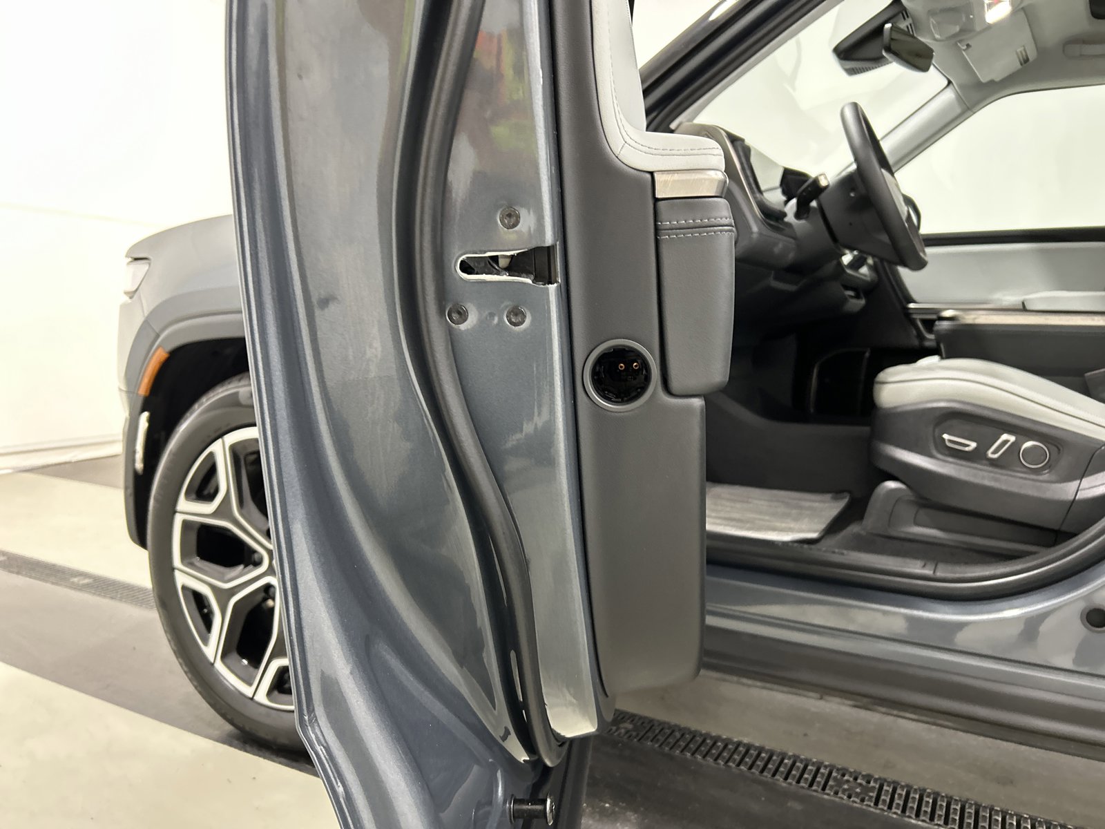 Used 2024 Rivian R1S Adventure AWD/4WD image 32