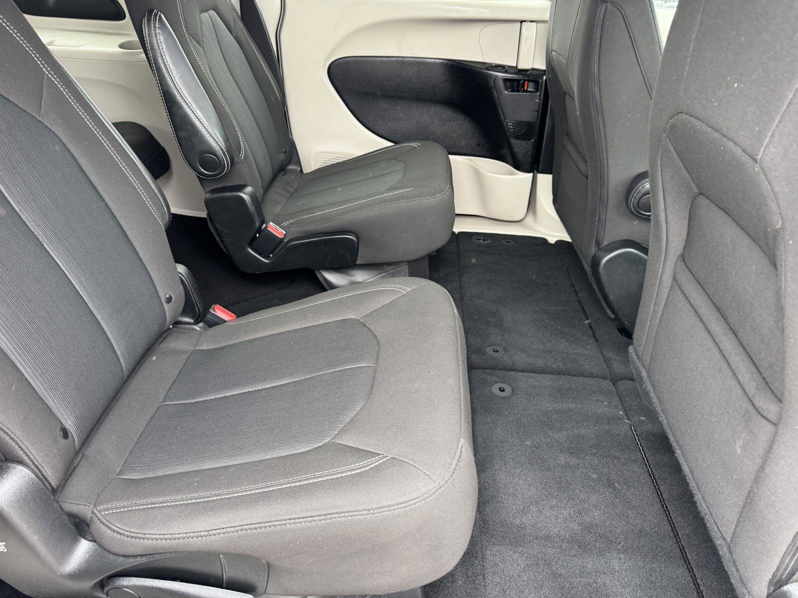 Used 2023 Chrysler Voyager LX image 9