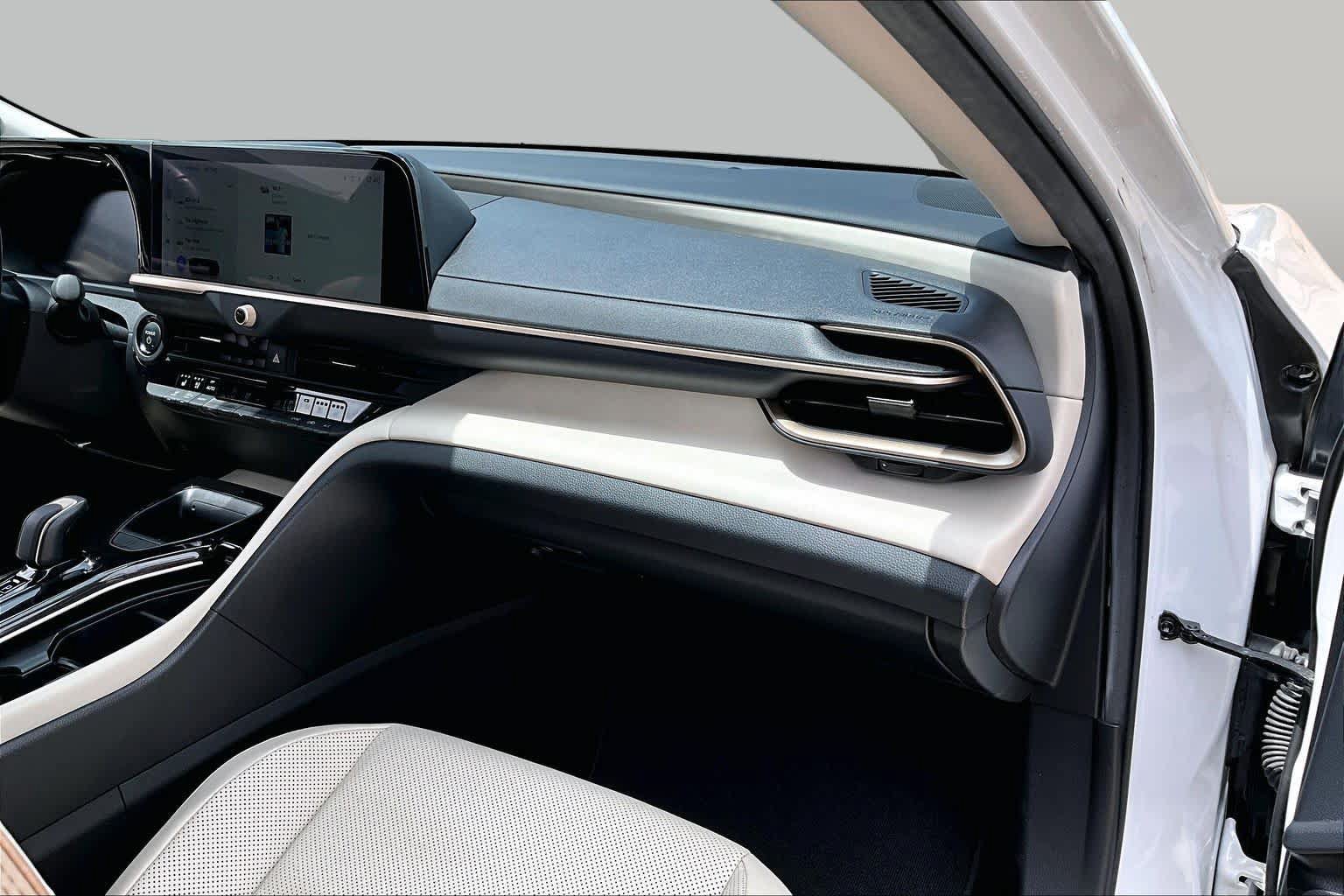 Used 2024 Toyota Crown AWD/4WD image 18