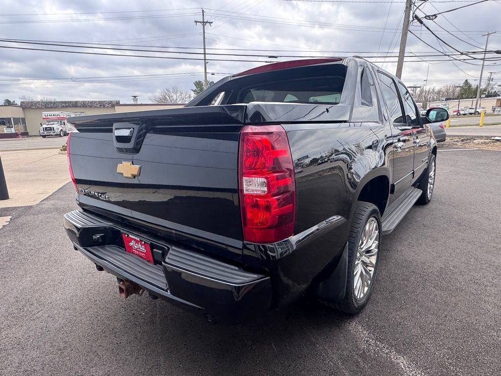 Used 2013 Chevrolet Avalanche LT image 5