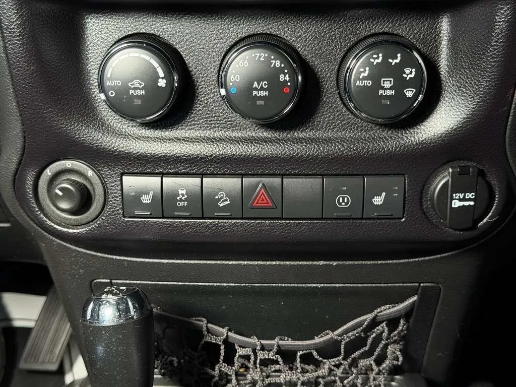 Used 2015 Jeep Wrangler Rubicon w/ Power Convenience Group AWD/4WD image 34