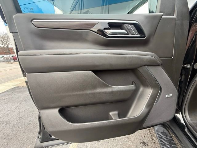Used 2025 Chevrolet Suburban Z71 w/ Comfort Package image 12