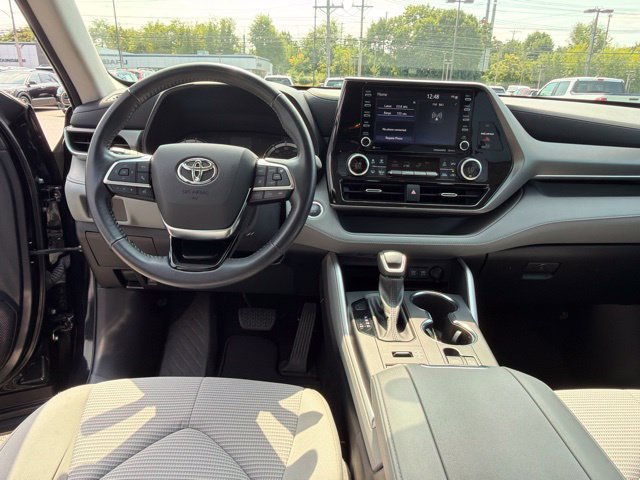 Used 2021 Toyota Highlander LE AWD/4WD image 17
