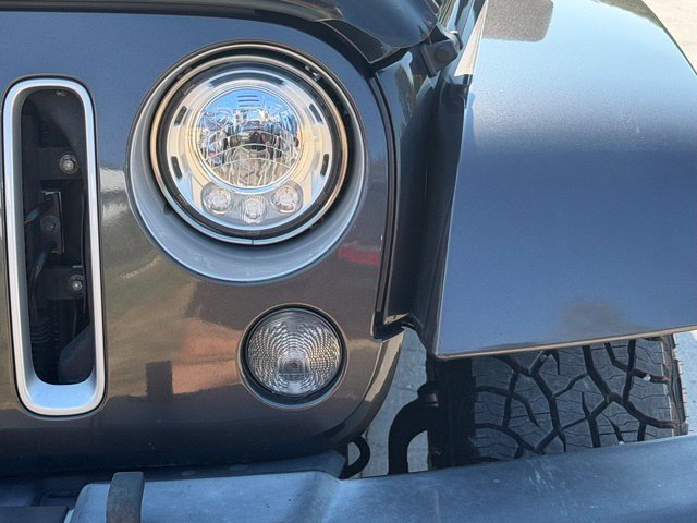 Used 2017 Jeep Wrangler Unlimited Sahara w/ Connectivity Group AWD/4WD image 10