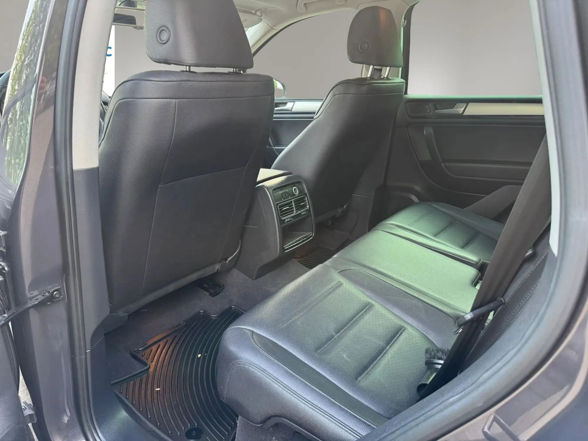 Used 2012 Volkswagen Touareg Sport AWD/4WD image 23