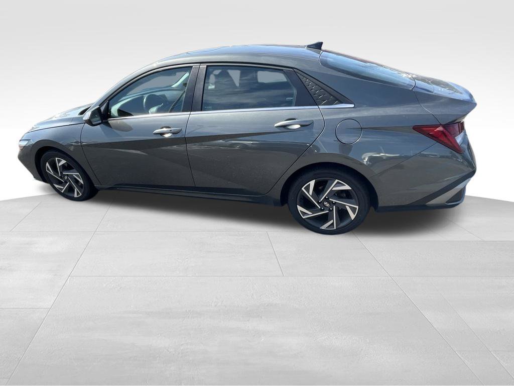 Used 2025 Hyundai Elantra SEL FWD image 26