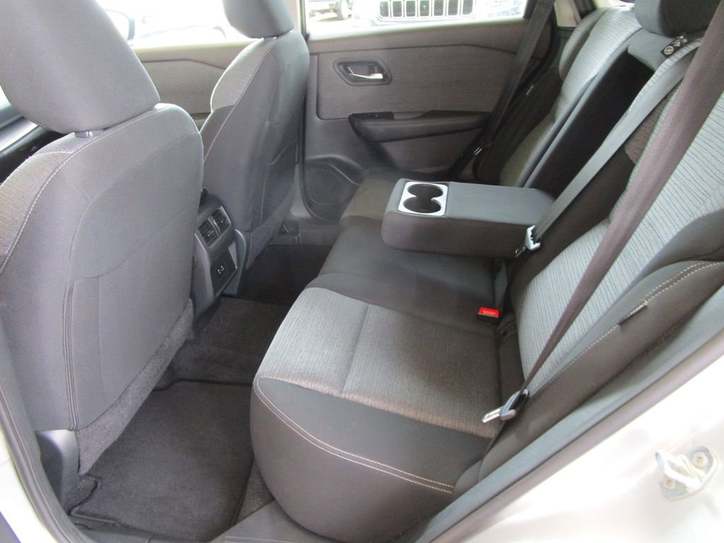 Used 2023 Nissan Rogue SV image 15