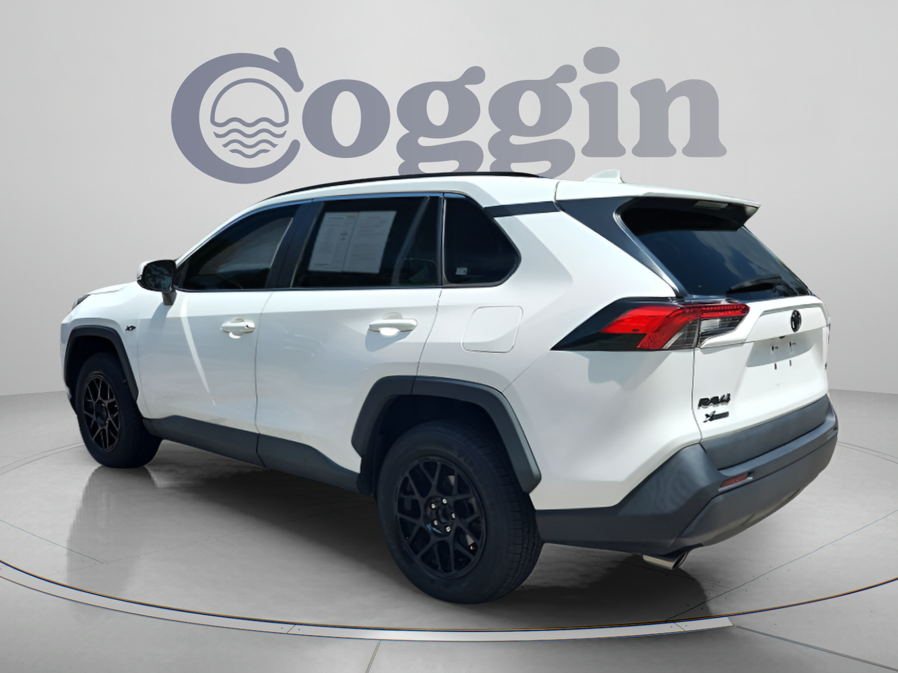 Used 2021 Toyota RAV4 XLE FWD image 3