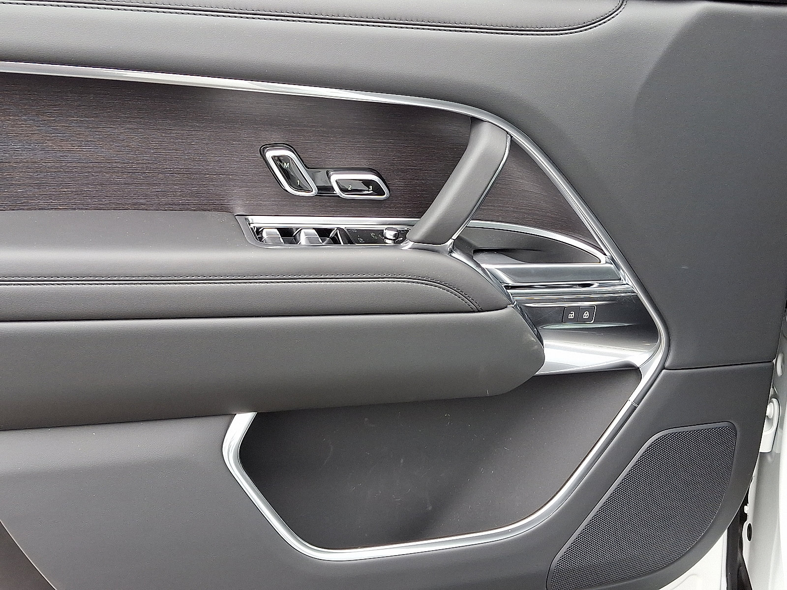 New 2025 Land Rover Range Rover SE image 10