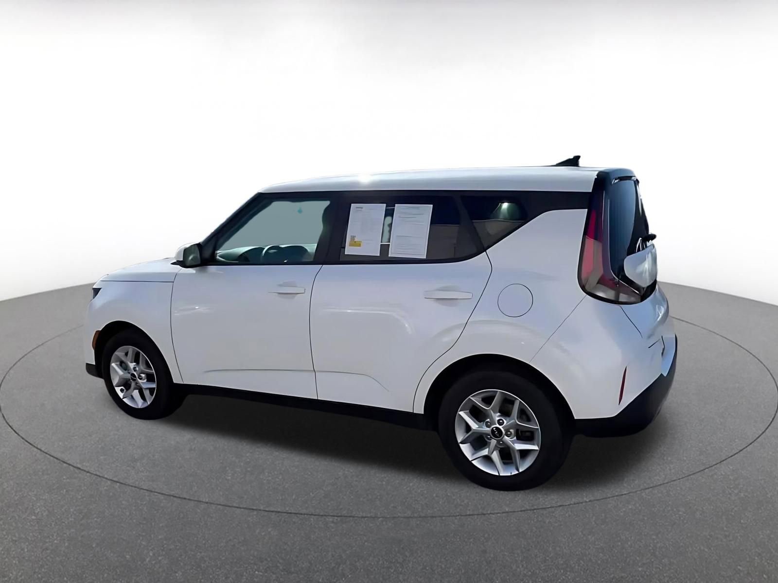 Used 2025 Kia Soul LX w/ LX Technology Package FWD image 8