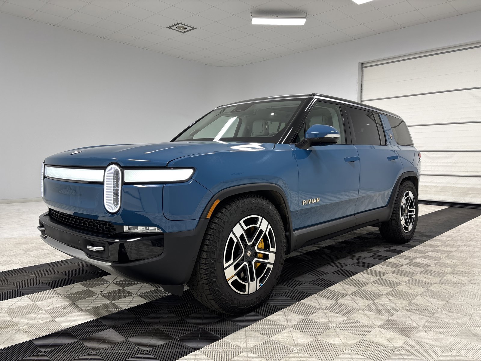 Used 2023 Rivian R1S Adventure AWD/4WD image 1