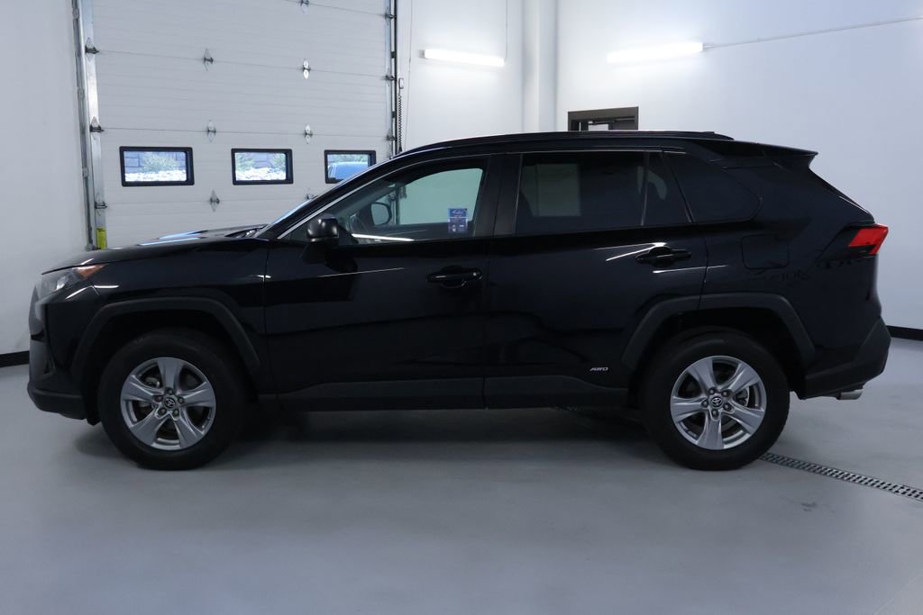 Used 2022 Toyota RAV4 LE AWD/4WD image 4