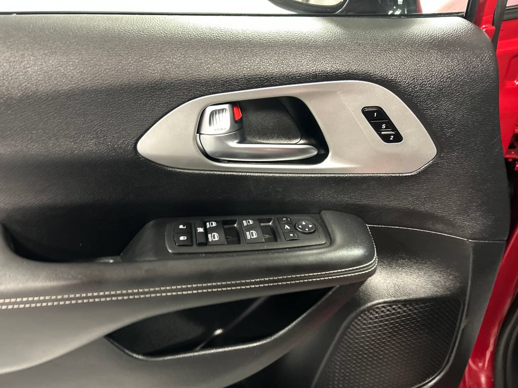 Used 2025 Chrysler Pacifica Limited FWD image 14