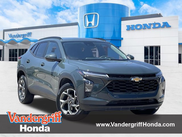 Used 2025 Chevrolet Trax LT FWD image 1