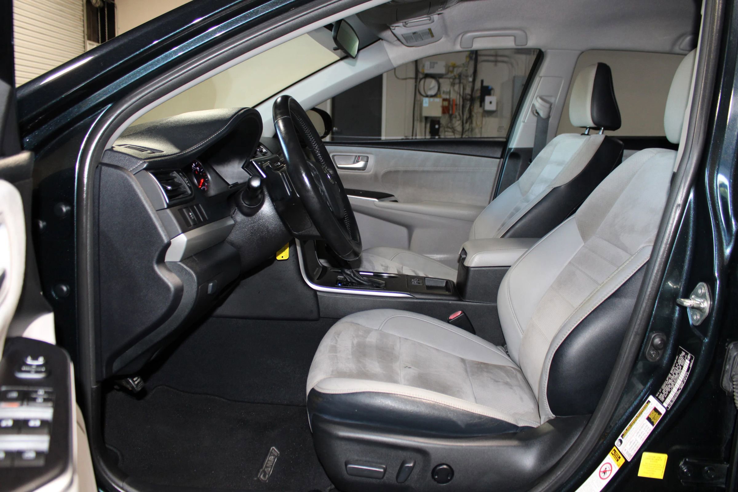 Used 2016 Toyota Camry XSE FWD image 9