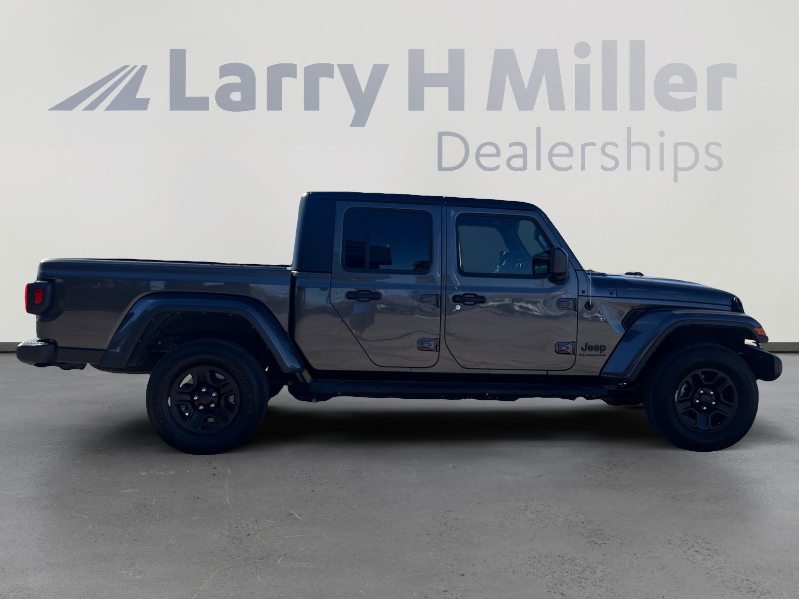 Used 2022 Jeep Gladiator Sport image 6