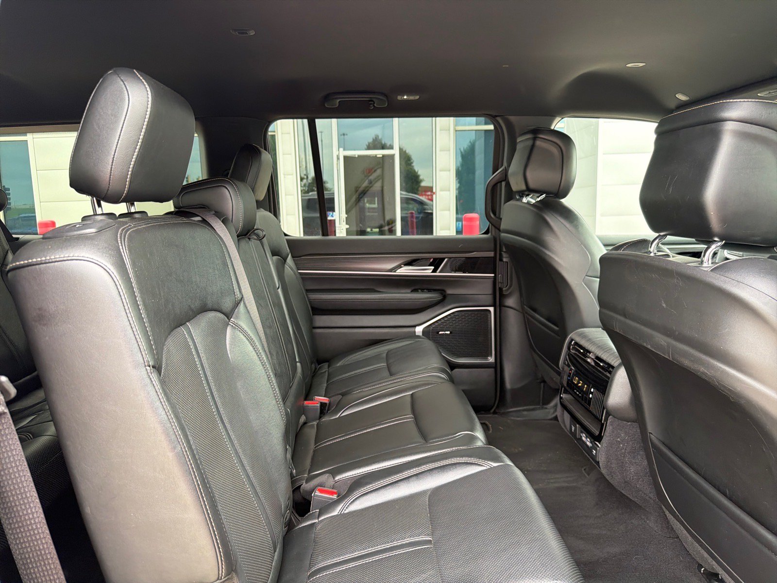 Used 2023 Jeep Wagoneer L Series II AWD/4WD image 27