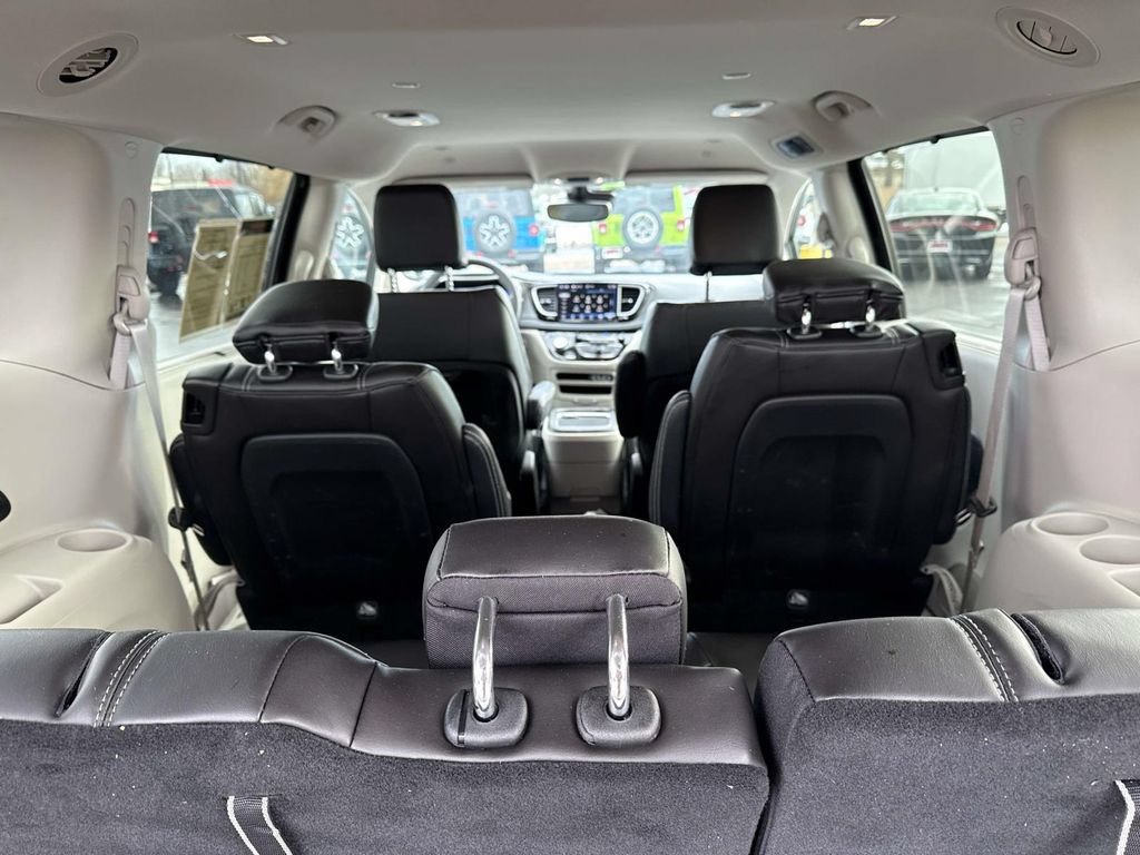 Used 2023 Chrysler Pacifica Touring-L AWD/4WD image 9