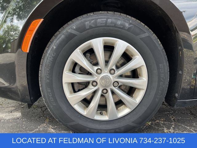 Used 2018 Chrysler Pacifica Touring-L w/ Premium Audio Group FWD image 31