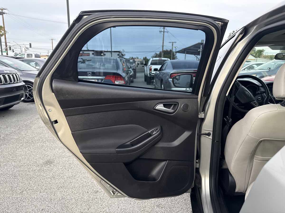 Used 2015 Ford Focus Titanium image 9
