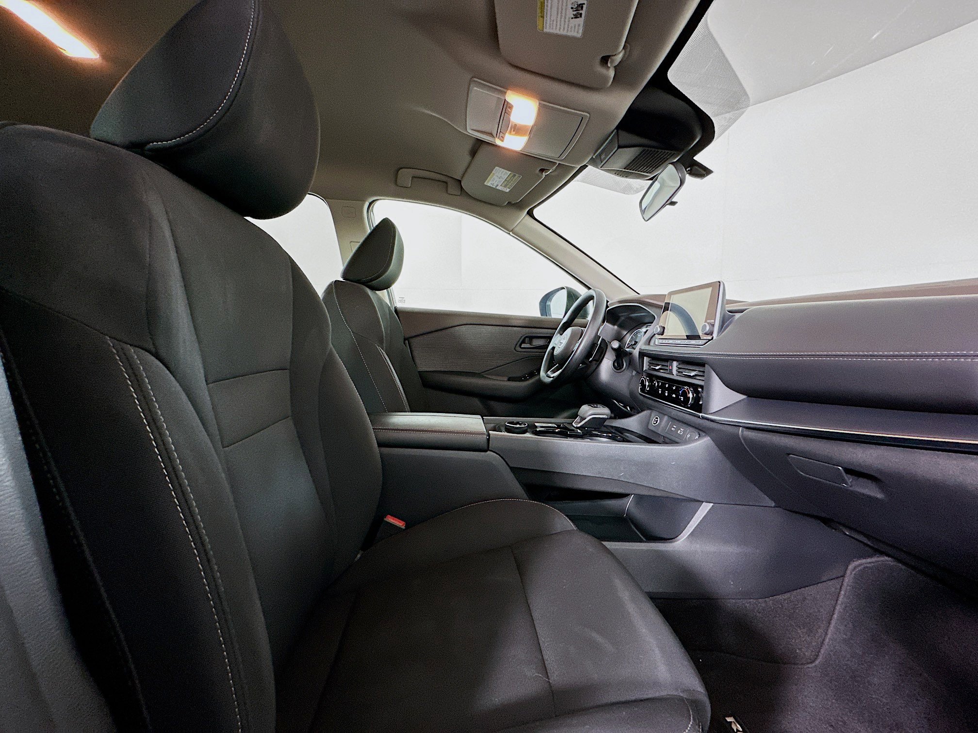 Used 2023 Nissan Rogue S image 30