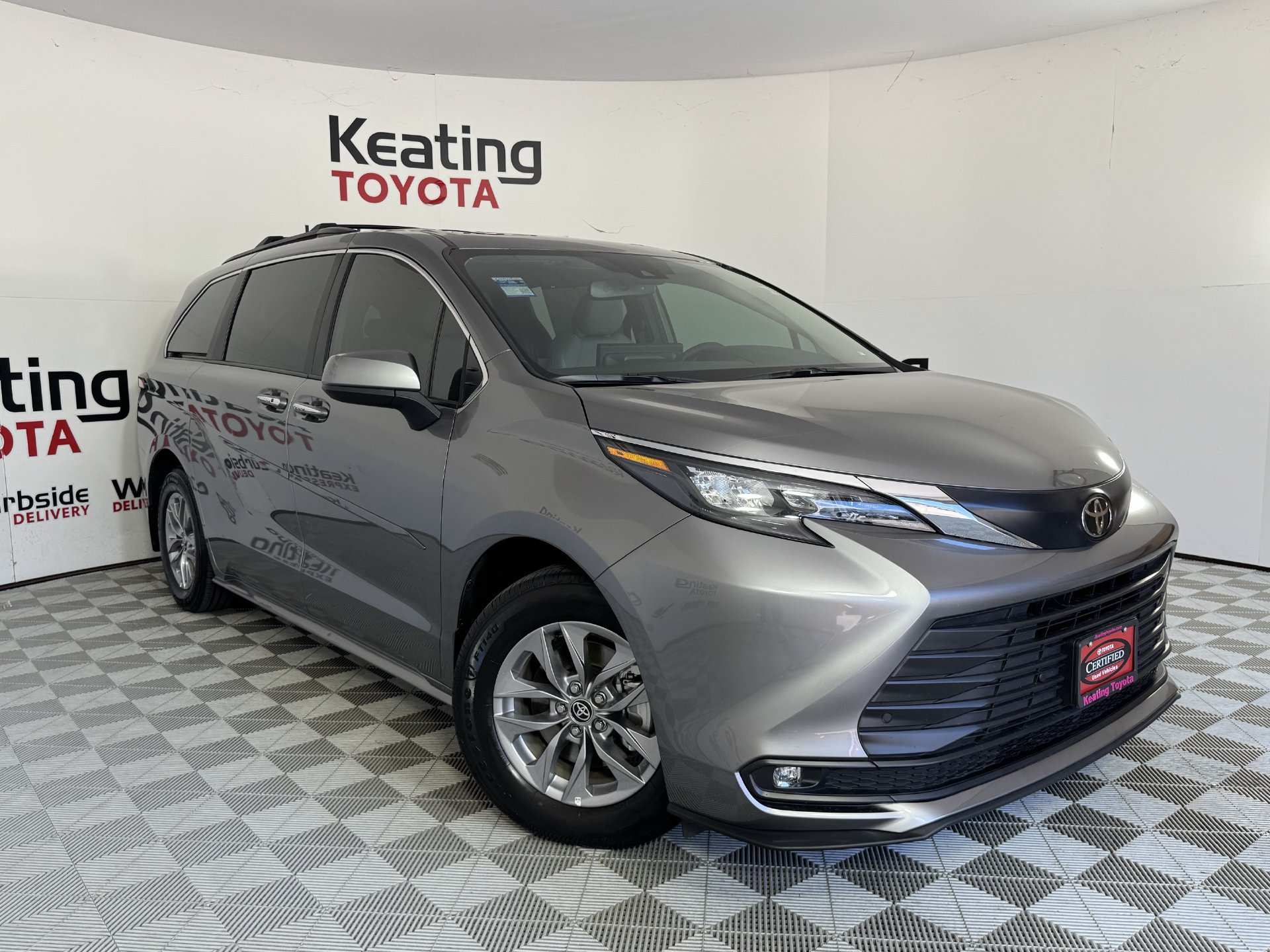 Certified 2026 Toyota Sienna XLE FWD image 2