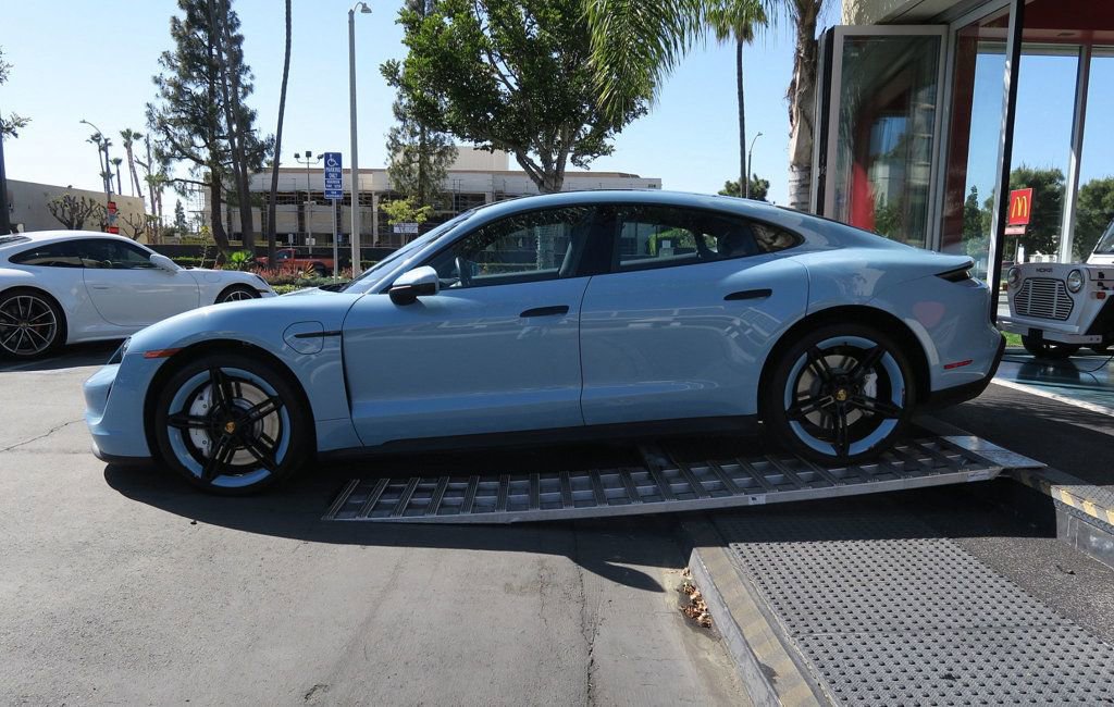 Used 2022 Porsche Taycan image 6