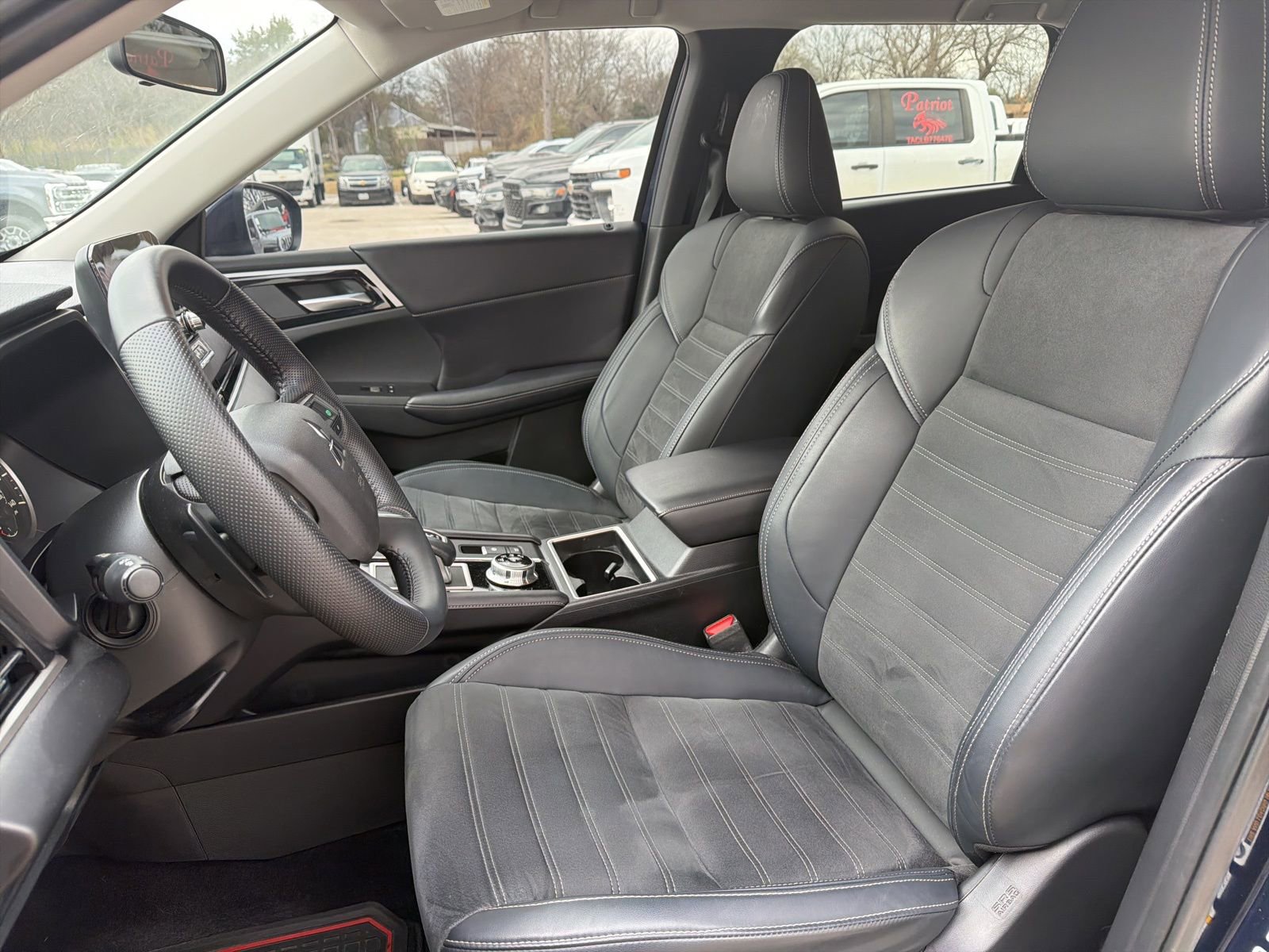 Used 2024 Mitsubishi Outlander SE image 11