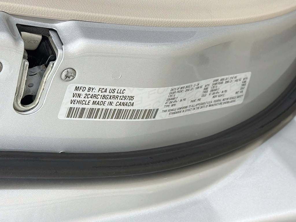 Used 2024 Chrysler Pacifica Touring-L FWD image 41