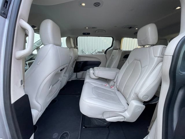 Used 2021 Chrysler Pacifica Touring-L FWD image 8