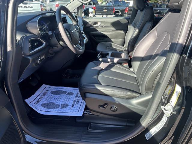 New 2026 Chrysler Pacifica Select image 11